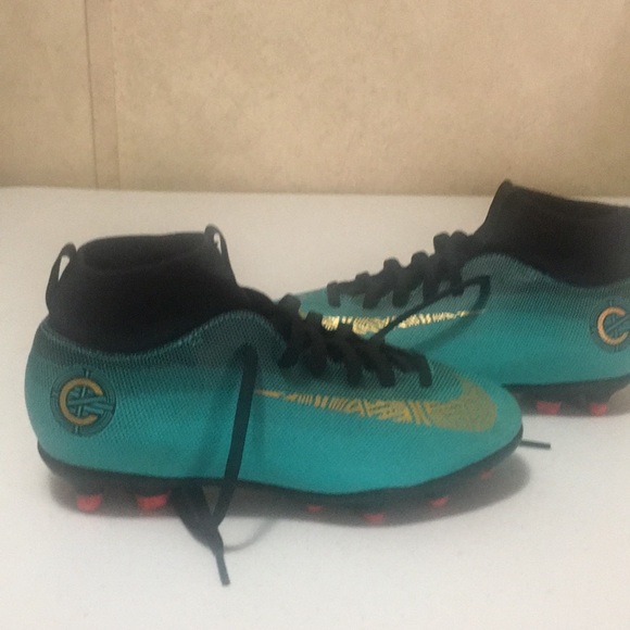 Youth Nike soccer shoes - Picture 2 of 5